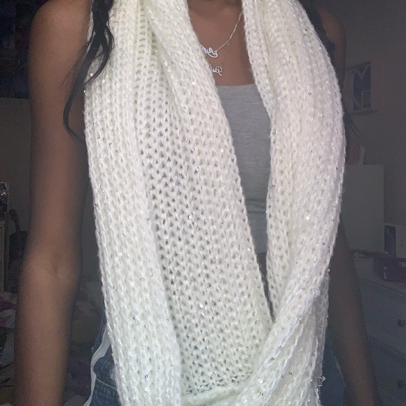 White scarfs - Picture 1 of 3